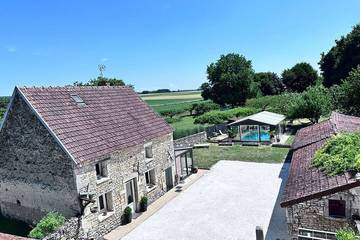 Gîte pour 12 personnes, avec jardin et jacuzzi à Lainsecq