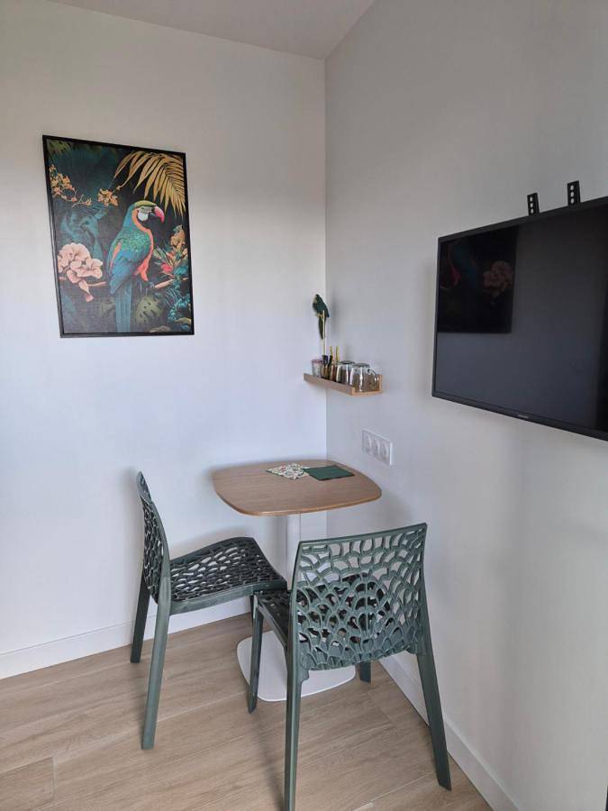 Chambre indépendante avec terrasse extérieure proche aéroport et Nantes centre in Bouguenais, Région de Nantes