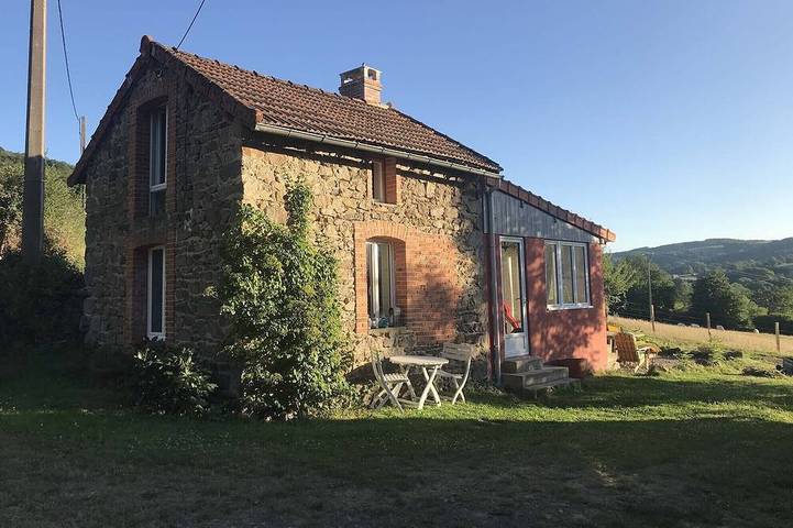 Location de vacances pour 2 personnes, avec terrasse à Teilhet