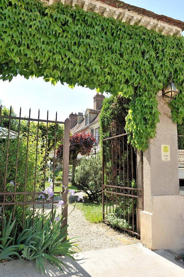 Logis - Hôtel Restaurant Les Tilleuls in Saint-Florentin, Région d'Auxerre