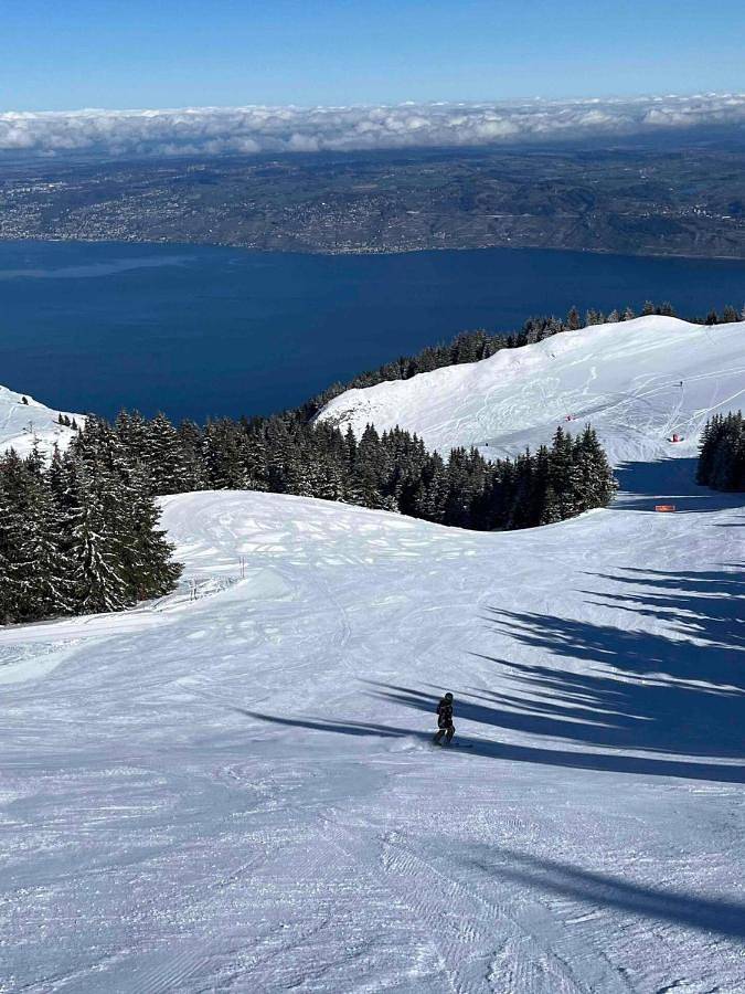 Appartement de vacances pour 4 personnes, avec vue et piscine ainsi que terrasse et vue sur le lac