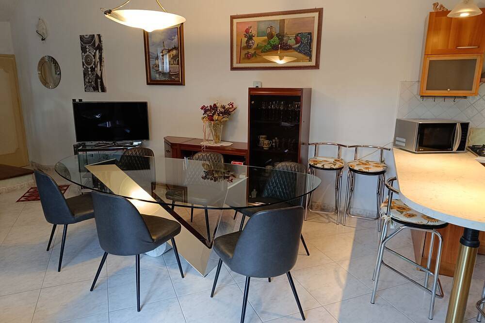 Entire apartment, Apartment in courtyard 15' from Lake Garda in Villafranca di Verona, Verona Province