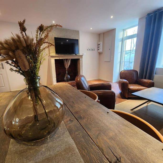 Three-Bedroom House in Ainay-le-Vieil, Saint-Amand-Montrond