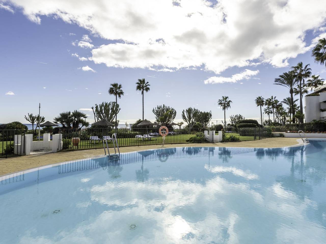 Entire apartment, Luxury beachfront apartment in Estepona in Saladillo Benamara, Estepona