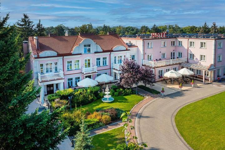 Hotel dla 4 osób, z Taras i Jacuzzi oraz Ogród i Sauna w Wawer