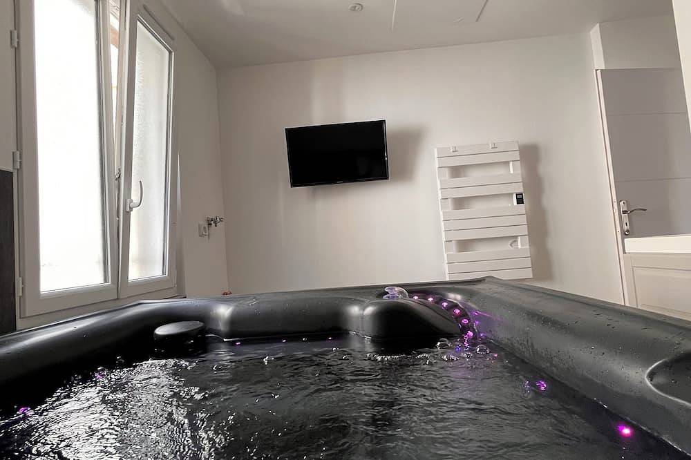 Entire apartment, \"Le meublé\". apartment with unlimited jacuzzi near Mont-Saint-Michel in Avranches, Mont-Saint-Michel Bay