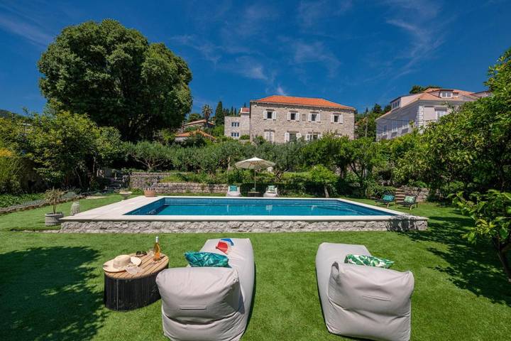 Ferienhaus für 8 Personen, mit Ausblick und Pool sowie Garten, mit Haustier in Dubrovnik