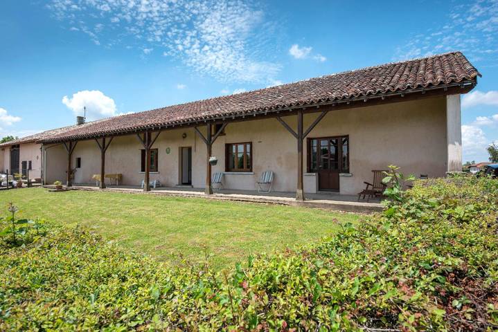 Gîte pour 6 personnes, avec jardin dans La Genete