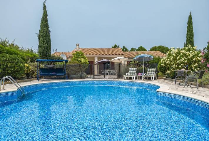 Location de vacances pour 6 personnes, avec jardin et piscine à Ginestas - 2
