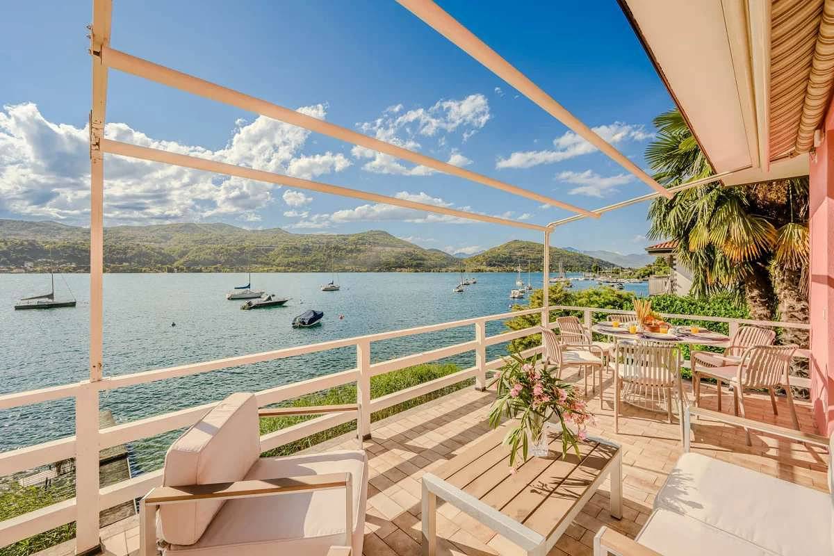 Italian Lakes lakeside villa with direct lake access in Spiaggia Canottieri, Ranco