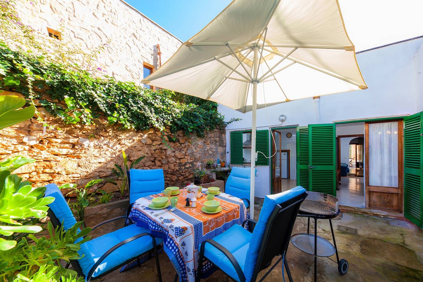 Ganze Wohnung, Stadthaus mit idyllischem Innenhof – Casa Padrina in Santanyí, Mallorca Süden