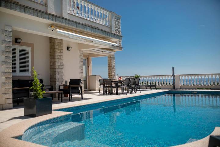 Ferienwohnung für 8 Personen, mit Ausblick und Balkon sowie Garten und Pool - 1