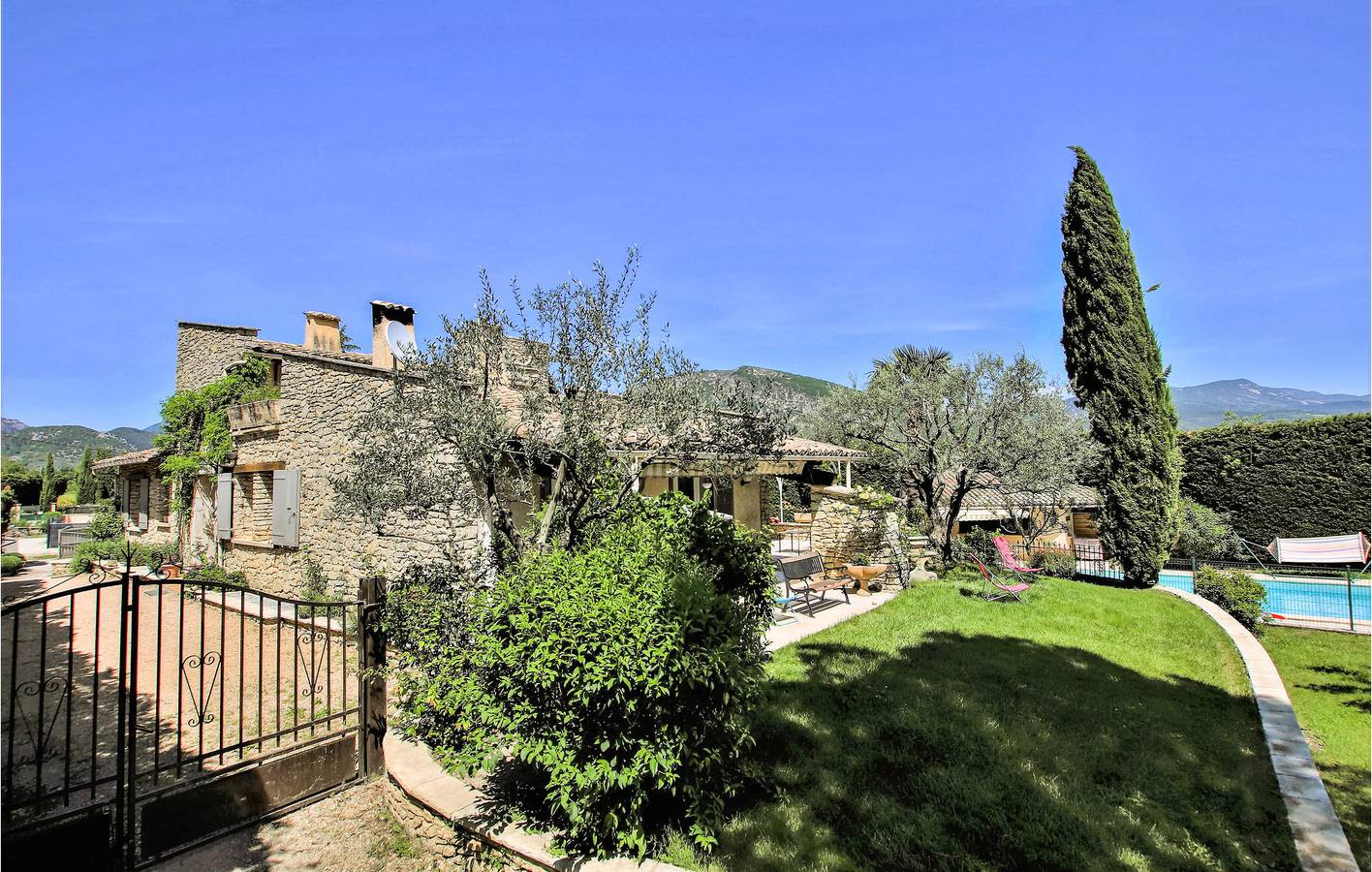 Appartement d'Aubres : piscine, jardin, parking et internet in Condorcet, Région de nyons