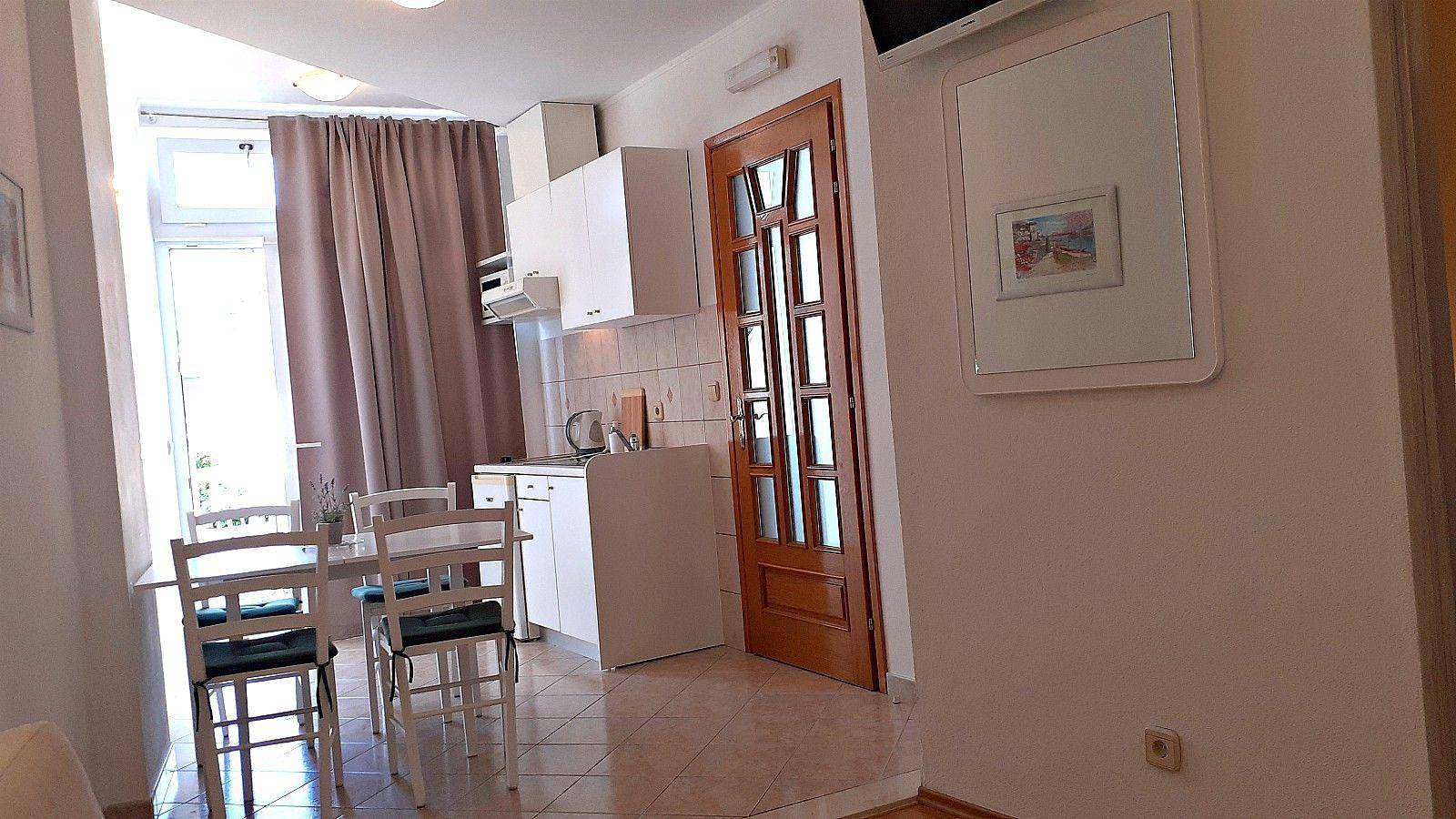 Ganze Ferienwohnung, Ferienwohnung mit Balkon in Strandnähe in Baska Voda, Makarska Riviera