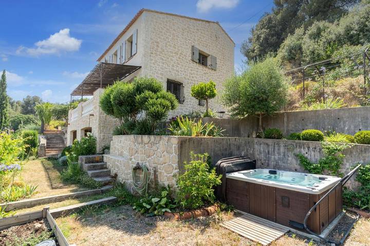 Location de vacances pour 8 personnes, avec jardin ainsi que terrasse et jacuzzi dans Allianz Riviera