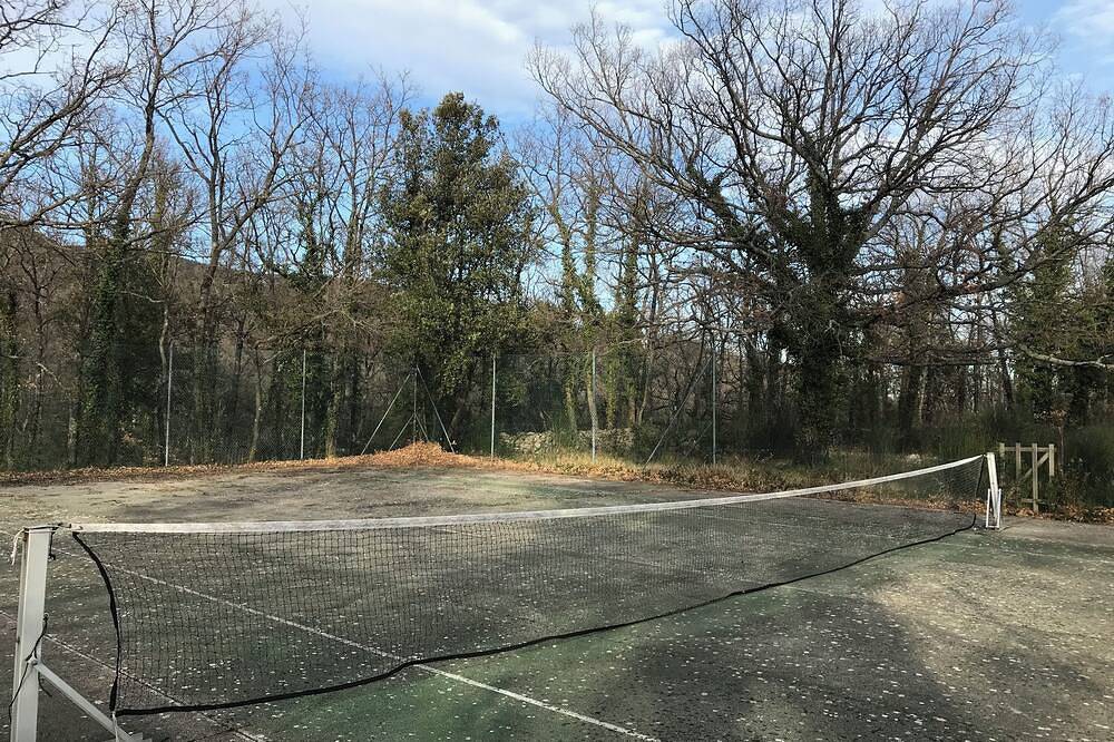 Former sheepfold in a large property with swimming pool, tennis, pétanque, table tennis. in Bargemon, Draguignan region