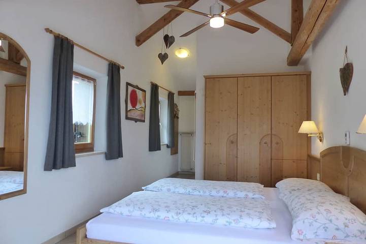 Appartamento intero, Vacation apartment for 2-4 people with southwest-facing loggia and organic natural bathing pond in Caines, Val Passiria