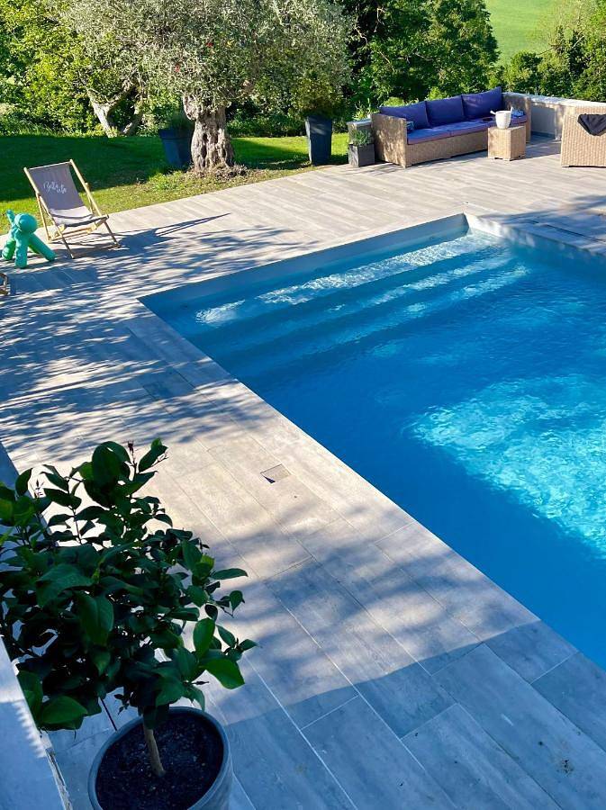 Location de vacances pour 4 personnes, avec piscine et vue ainsi que terrasse et jardin dans Sourcieux-les-Mines - 3