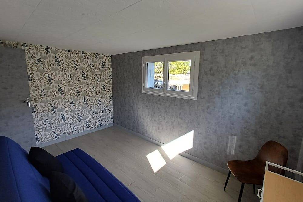 Room with private shower and toilet in Luynes in Luynes, Región de Tours