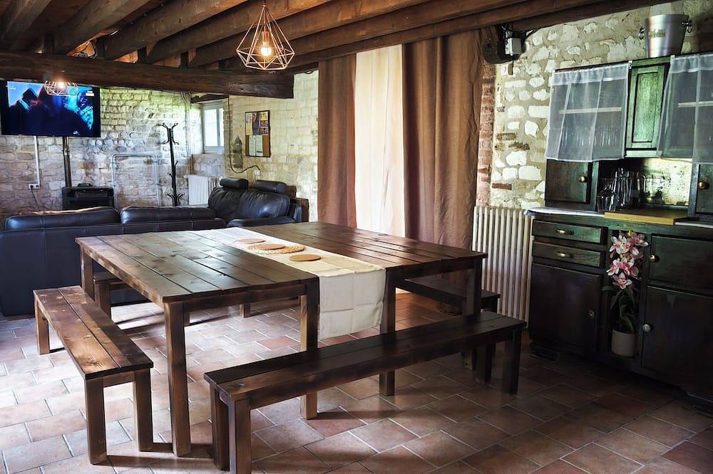 Trois gîtes dans notre corps de ferme. in Le Thour, Ardennes