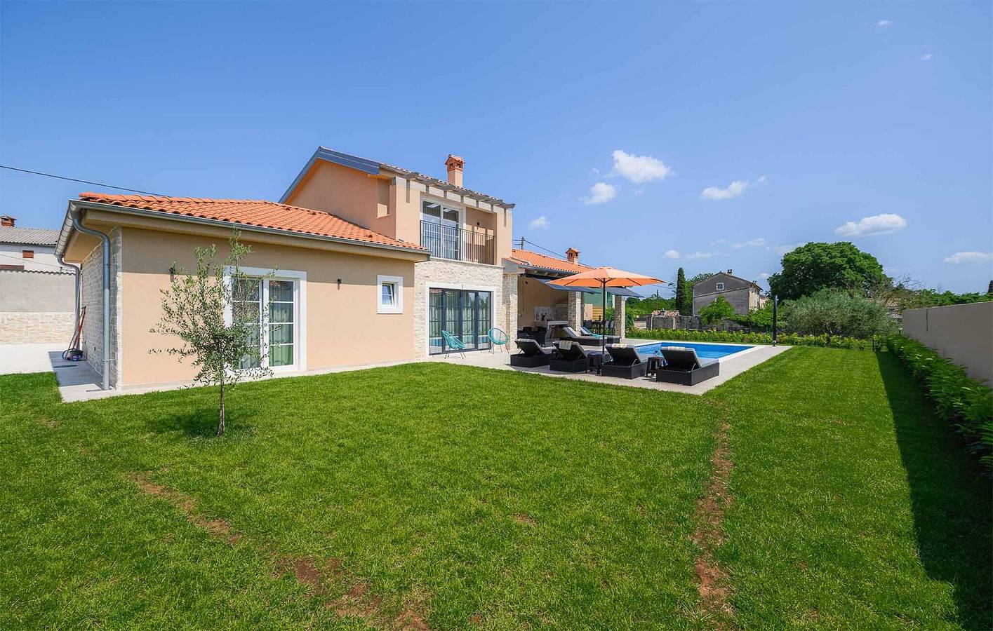 Reizende 2-Zimmer-Wohnung mit Pool und Terrasse, 2 km vom Stadtzentrum von Kanfanar entfernt in Maružini, Zentralistrien