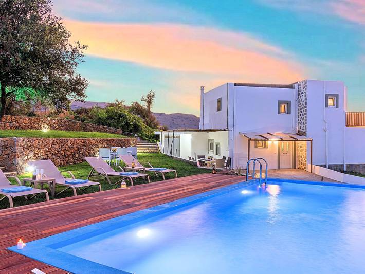 Location de vacances pour 8 personnes, avec Terrasse ainsi que Jardin et Piscine dans Georgioupoli