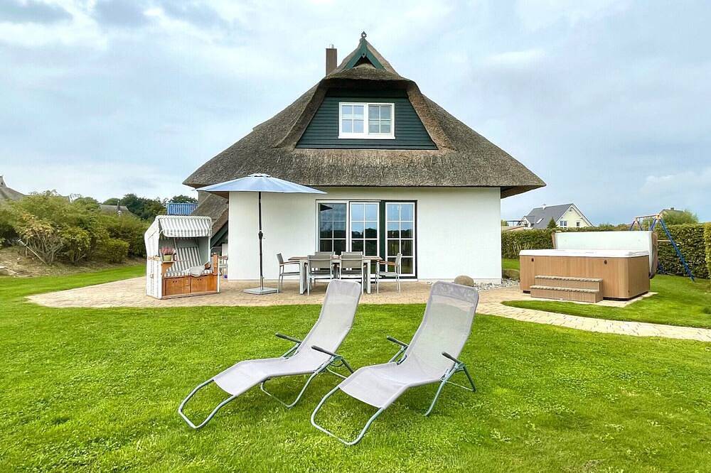 Kinderfreundliches Ferienhaus \"Strohhut\" in Zinnowitz. Der Außen-Whirlpool mit Blick auf das Achterwasser ist das besondere Highlight. Sauna und Strandkorb sorgen für erholsame Urlaubstage. in Zinnowitz, Usedomer Norden