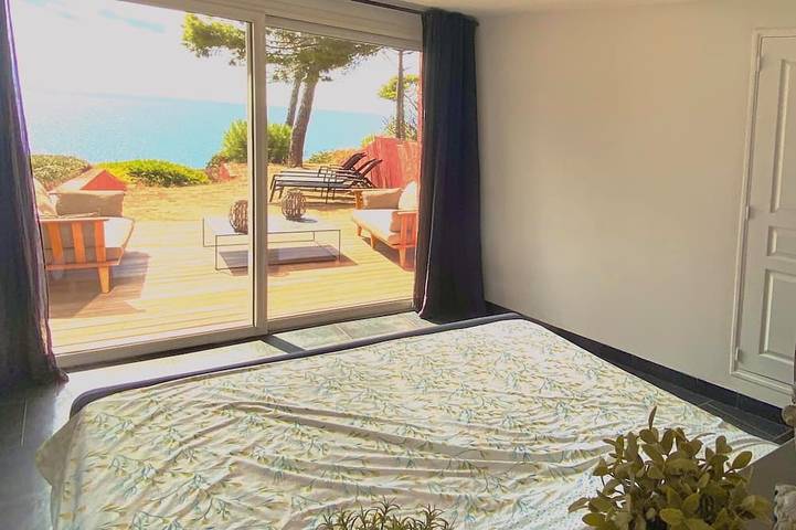 Front de mer accès direct plage et piscine privée chauffée dans écrin de verdure in Six-Fours-les-Plages, Côte méditerranéenne (France)
