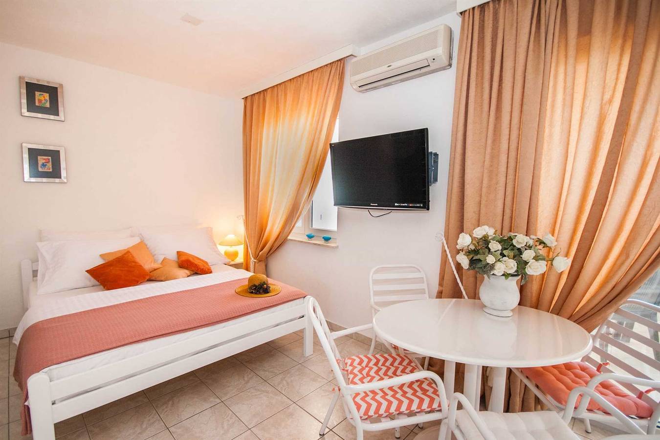 Hel studio-lejlighed, Studio Dubravka for two with a beautiful sea view, right on the beach in Zarok, Baska