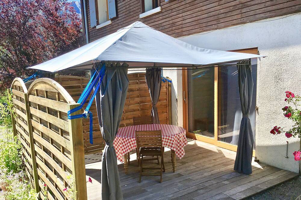 Ganze Wohnung, Studio with wooden terrace in chalet in Barcelonnette, Espace Lumière