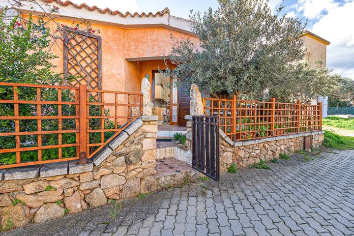 Casa vacanze 'Domus Dejana' con vista sulle montagne, terrazza privata e giardino privato in L'Alzoni, San Teodoro