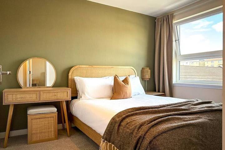 Ganze Wohnung, Stunning 2 Bed, 2 Bath Apartment with Parking in West Dunbartonshire
