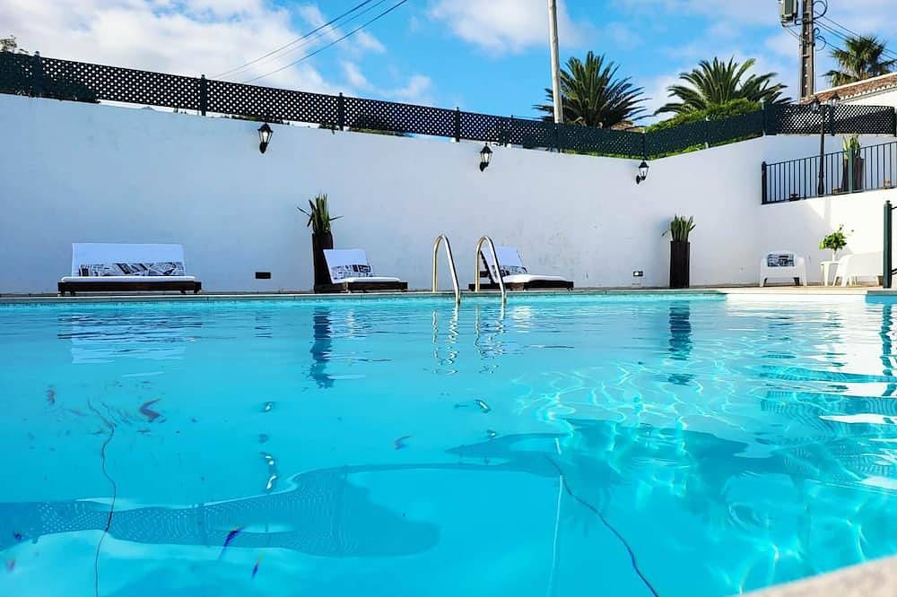 A six-person home with a private pool in the village of Biscoitos in Biscoitos, Terceira (Azoren)