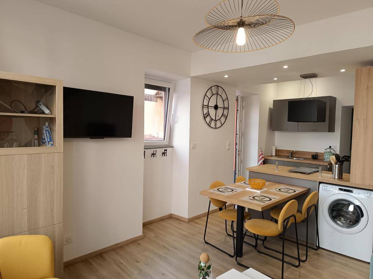 Appartement entier, One-Bedroom Apartment in Le Mayet-de-Montagne, Région de Vichy