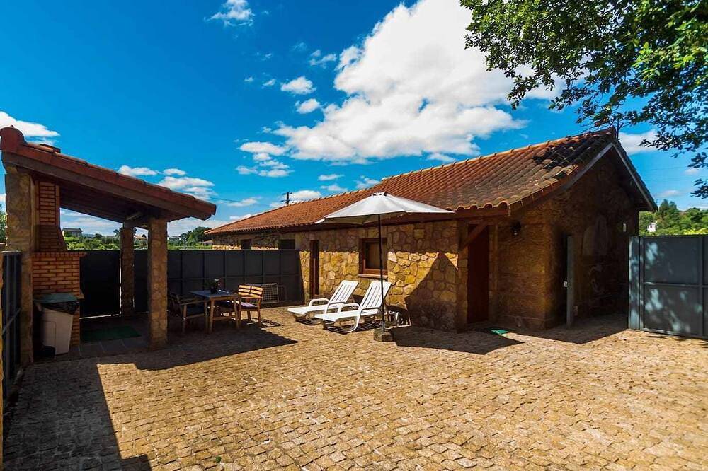 Casa das Vinhas (Camélias de Basto-Turismo Rural) in Codeçoso, Distrito de Braga