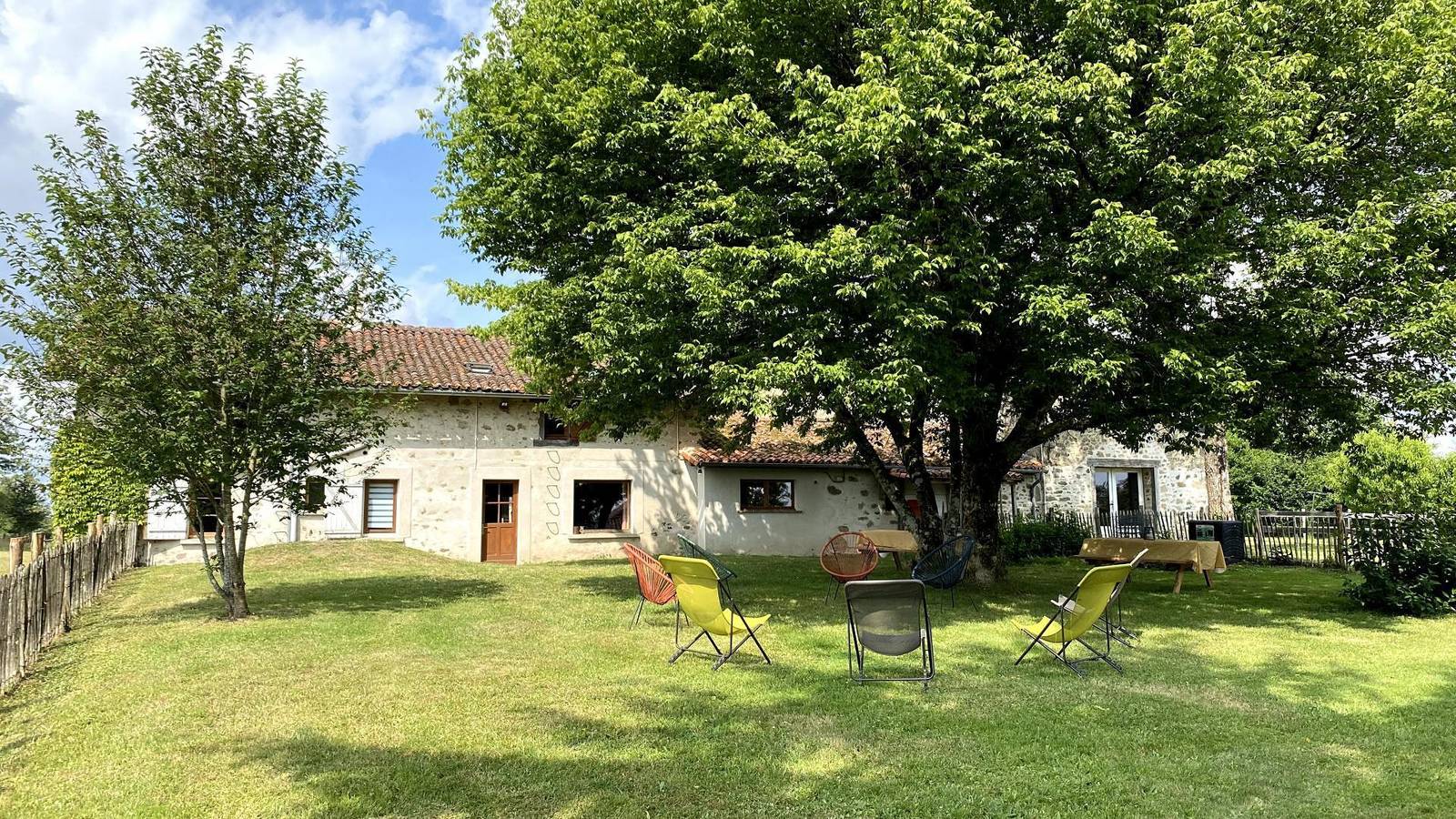 Gîte pour 14 Personnes dans Javerdat, Région de Rochechouart