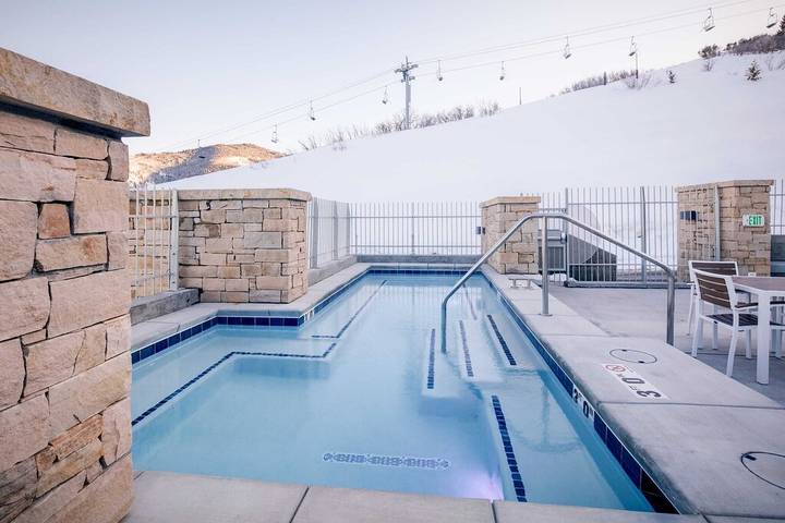 Vacation rental for 12 people, with hot tub and pool as well as balcony in Park City UT