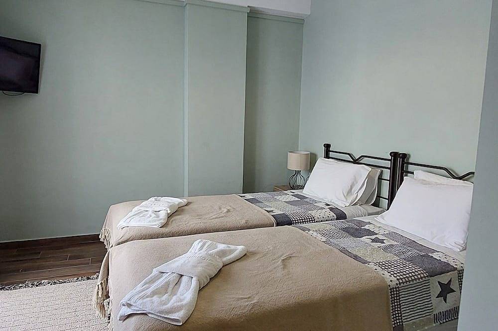 Ganze Wohnung,  Omega Rooms Anaxos family run apartments with pool just 400m to the beach in Petra (Griechenland), Lesbos