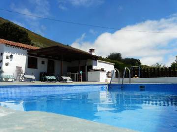 Location de vacances pour 5 personnes, avec vue et terrasse ainsi que jardin et piscine à La Esperanza