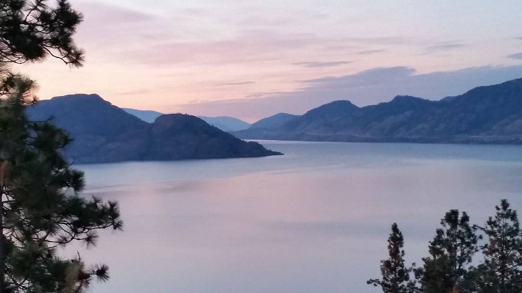 Ganze Wohnung, Peachlands Baumhaus Suite in Peachland, Regional District of Central Okanagan