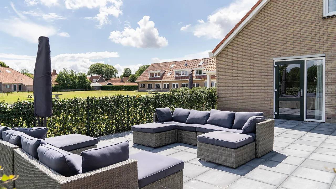 Geheel vakantieappartement, Vakantieappartement voor 21 personen met tuin in Nes, Nederlandse waddeneilanden