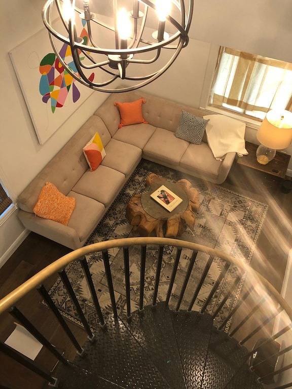 Downtown, 5 Stars, 65\" Tv, 4 Br / 3 baths En-suite, Updated, walkable, Book Now in Kansas City, Missouri