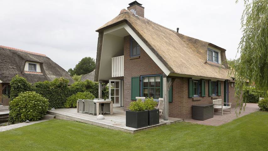 Vakantiehuis voor 6 personen, with uitzicht op het meer and terras as well as tuin in Wanneperveen