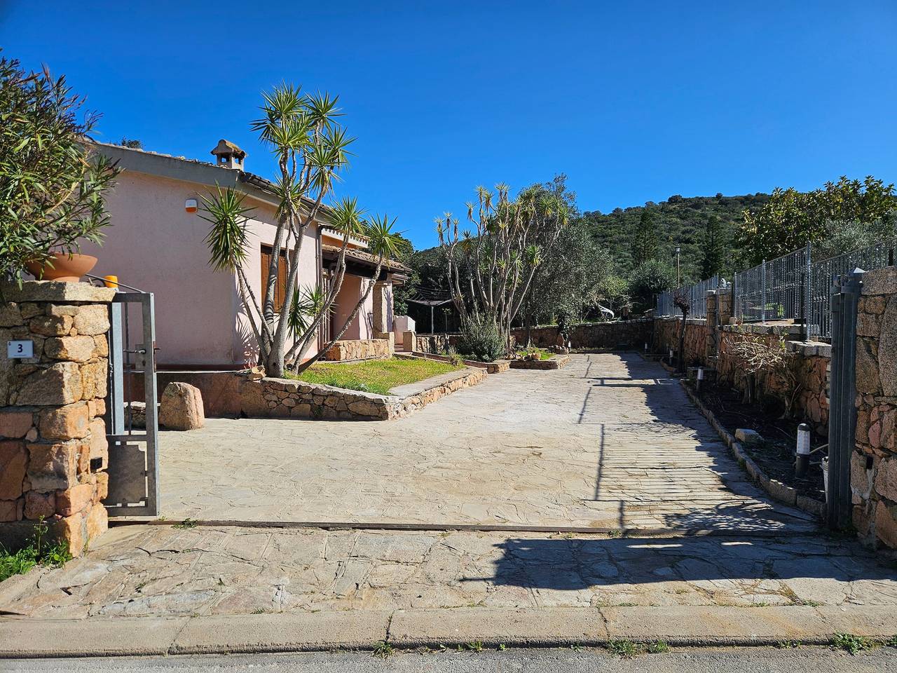 Villa 'Le Palme' con vista mare, Wi-Fi e aria condizionata in Lu Miriacheddu, San Teodoro