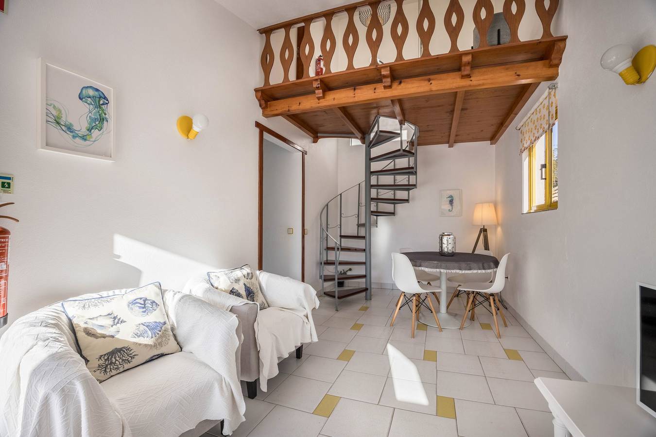Apartamento entero, Apartamento 'Apartamento Amarelo T1' con balcón y Wi-Fi in Odeceixe, Costa Alentejana