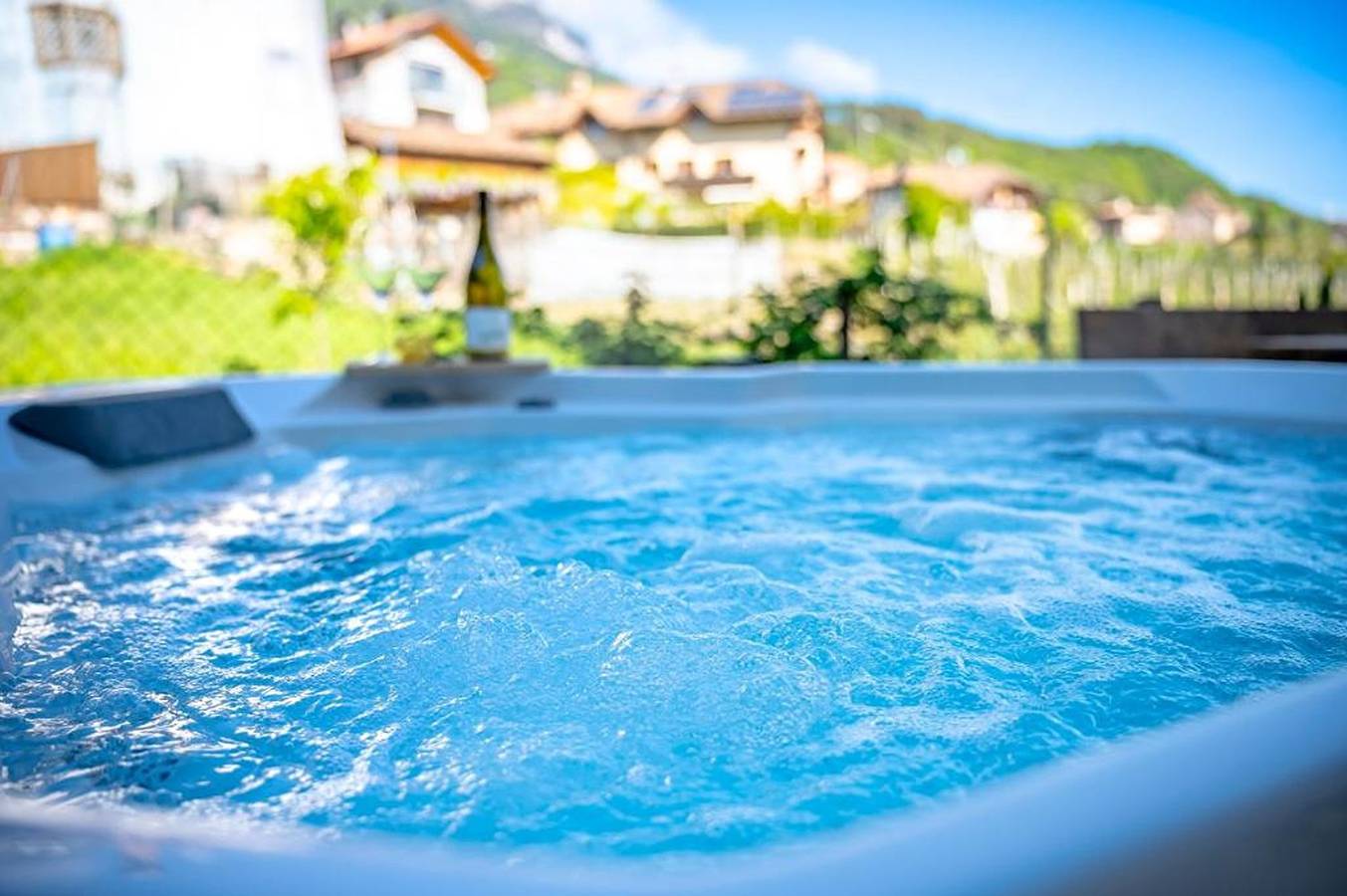Ganze Wohnung, Ferienwohnung "Weingut Lahn Zu Eppan Apt Garten" mit Bergblick, Privatem Garten und Whirlpool in Berg (Eppan), Eppan an der Weinstraße