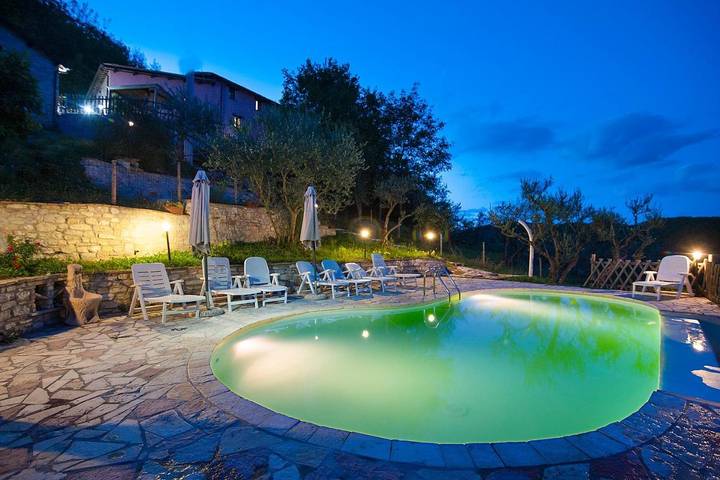 Agriturismo per 4 persone, con panorama e piscina nonché giardino in Parco nazionale dei Monti Sibillini