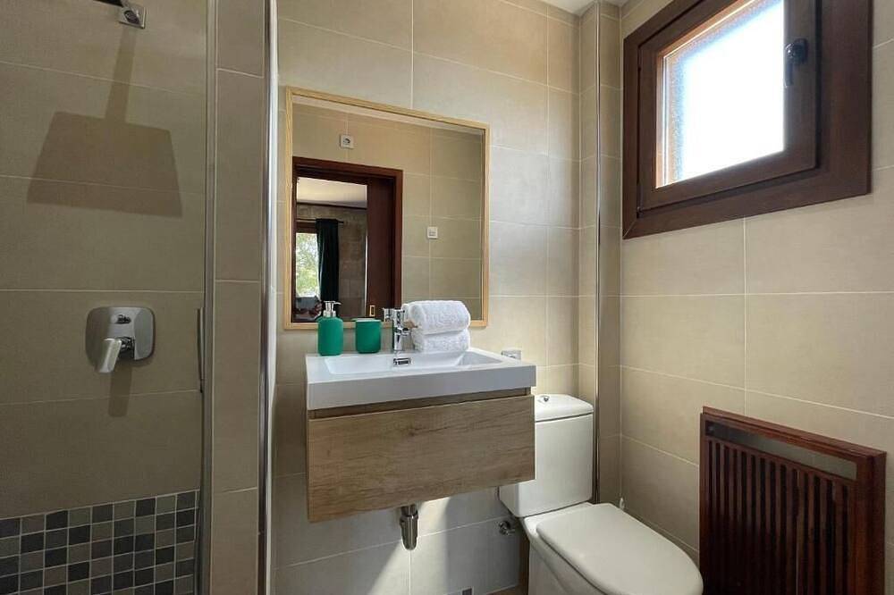 Villa Kamok.   Family villa with oceanfront pool and direct access to the sea in El Arenal, Llucmajor