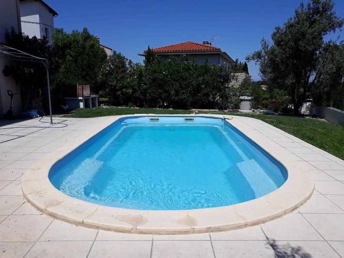 Gîte pour 4 personnes, avec Terrasse ainsi que Jardin et Piscine