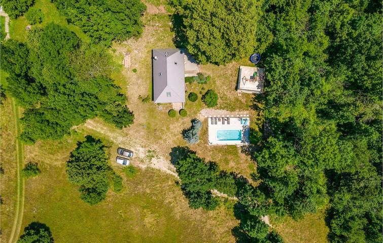 Geräumige 2-Zimmer-Wohnung mit Pool, Terrasse und WLAN in Lika-Senj